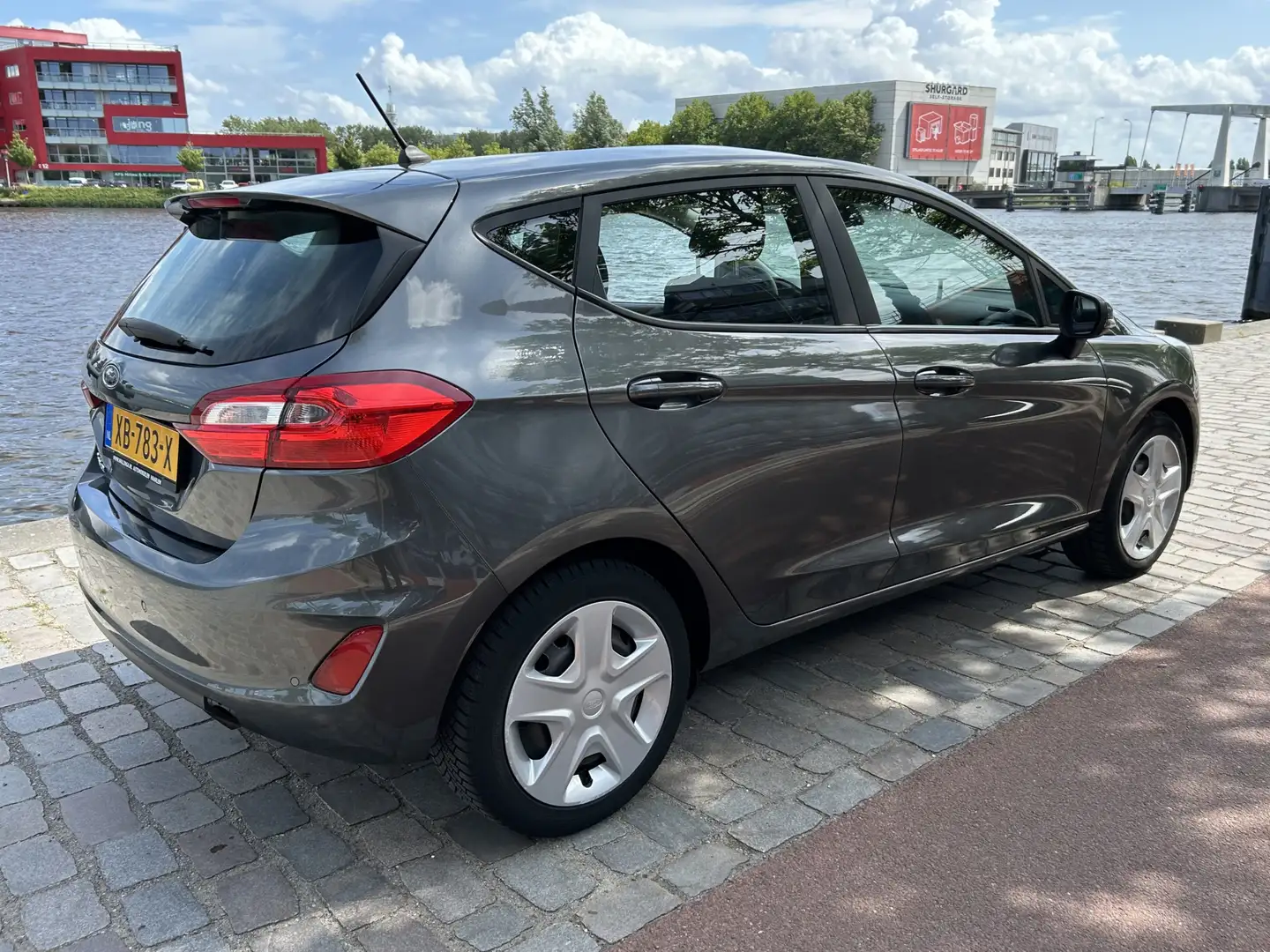 Ford Fiesta 1.1 Trend 5-drs. Airco Navi Cruise Carplay Gris - 2
