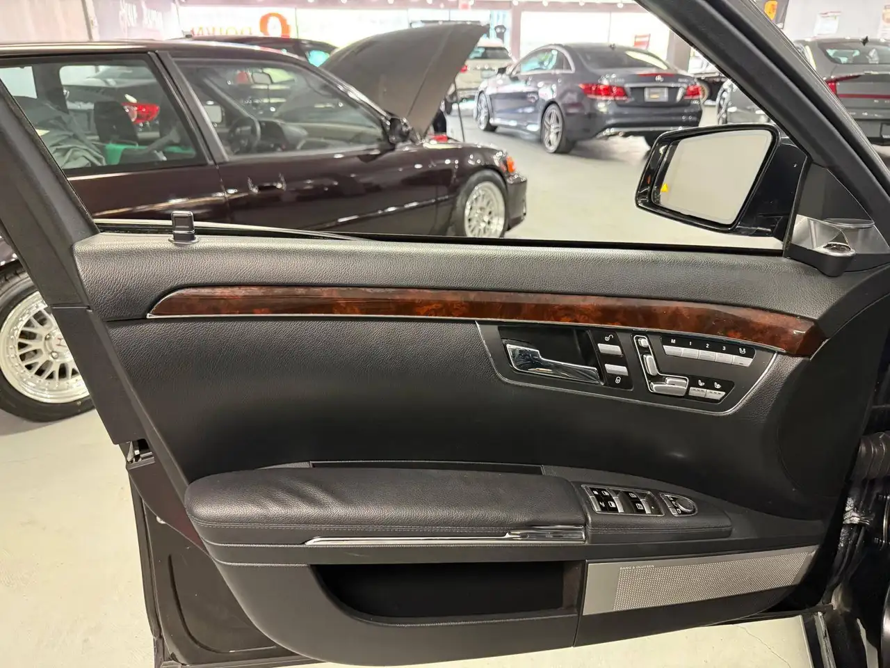 Mercedes-Benz S-Class снимка Mercedes-Benz S-Class
