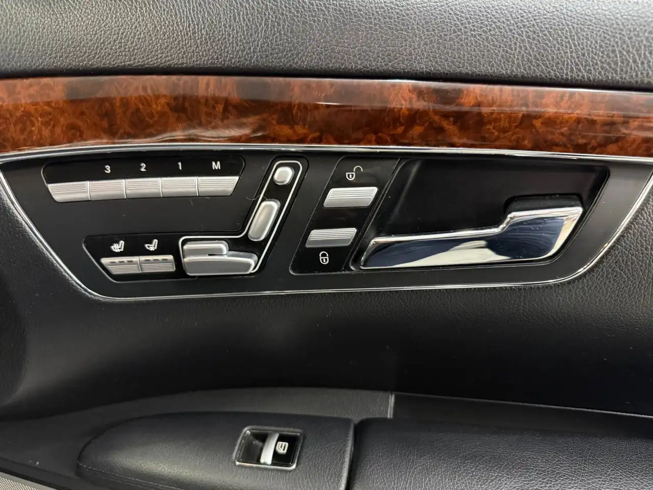 Mercedes-Benz S-Class снимка Mercedes-Benz S-Class