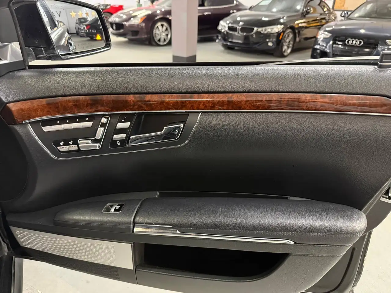 Mercedes-Benz S-Class снимка Mercedes-Benz S-Class