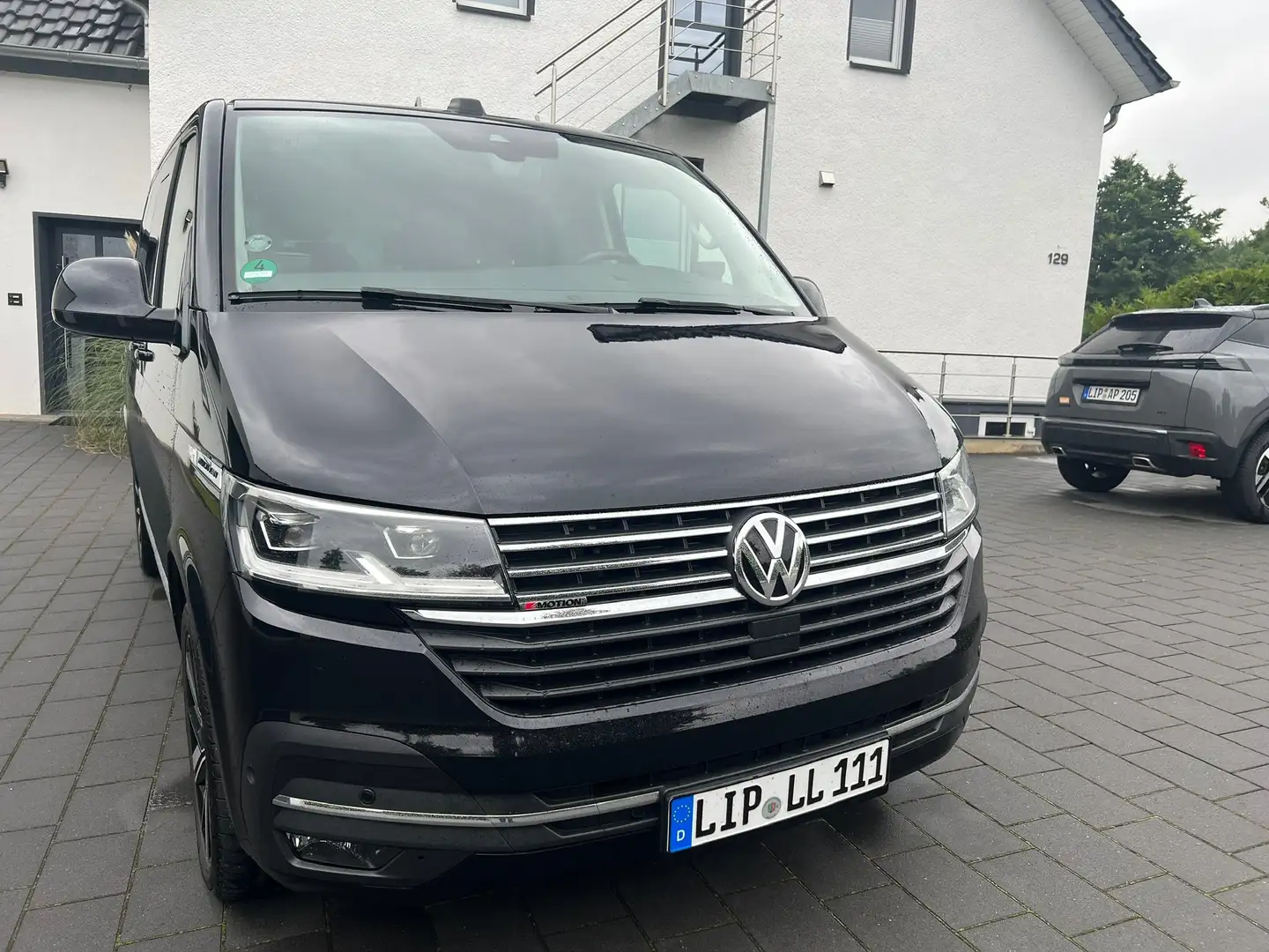 Volkswagen T6.1 Multivan DSG 4MOTION Highline DCC ACC VW-Garantie 01.2027 Černá - 2
