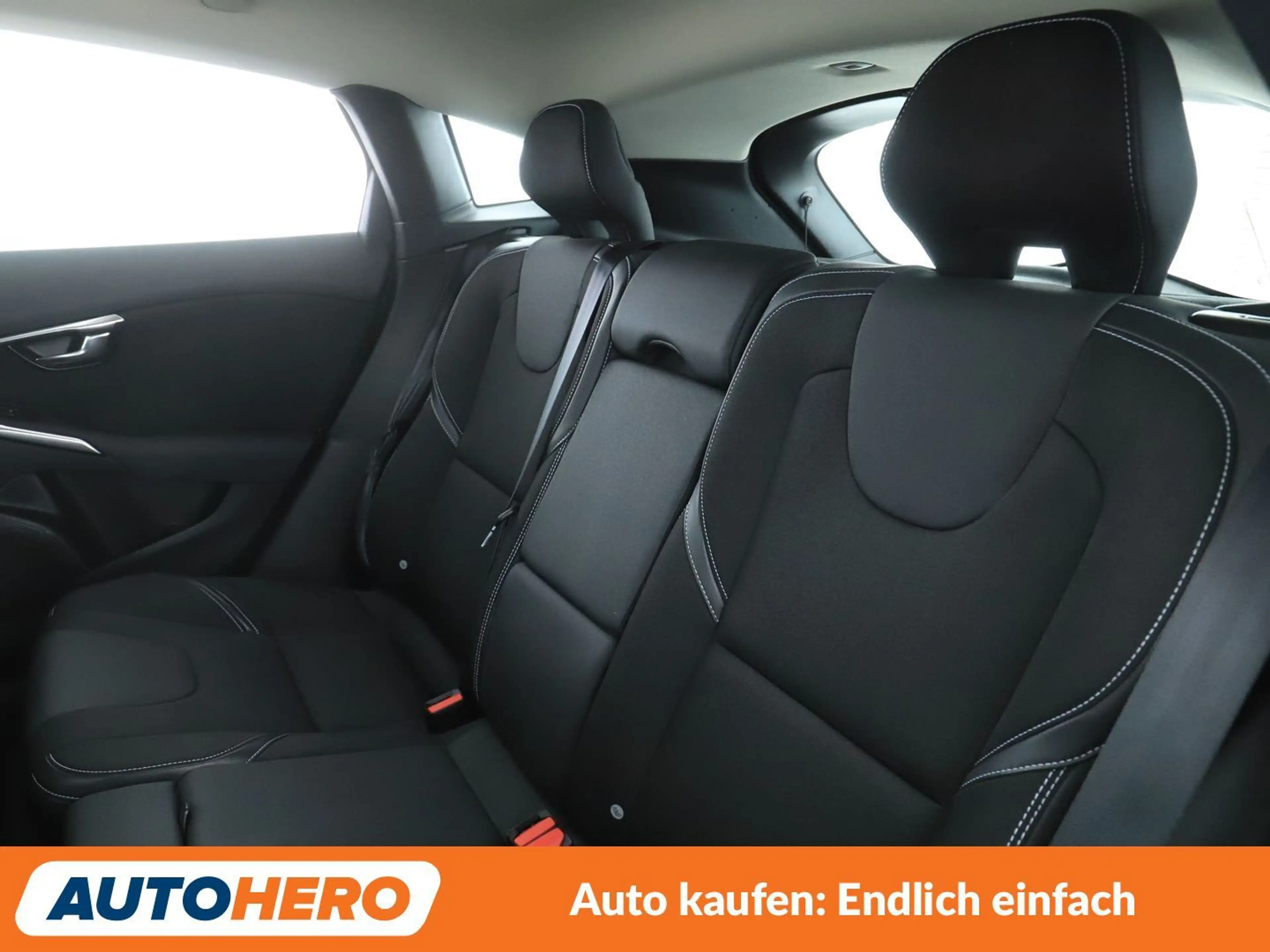 Volvo V40 2.0 T2 Momentum — photo 14