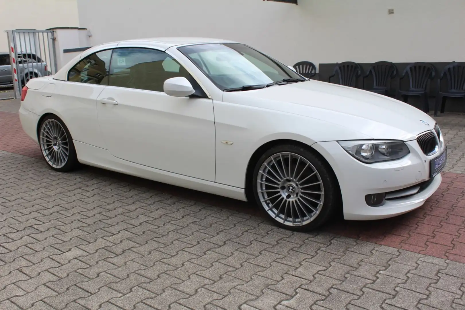 BMW 318 i Cabrio edition ( Leder / Navi / PDC / 19" ) Blanc - 2