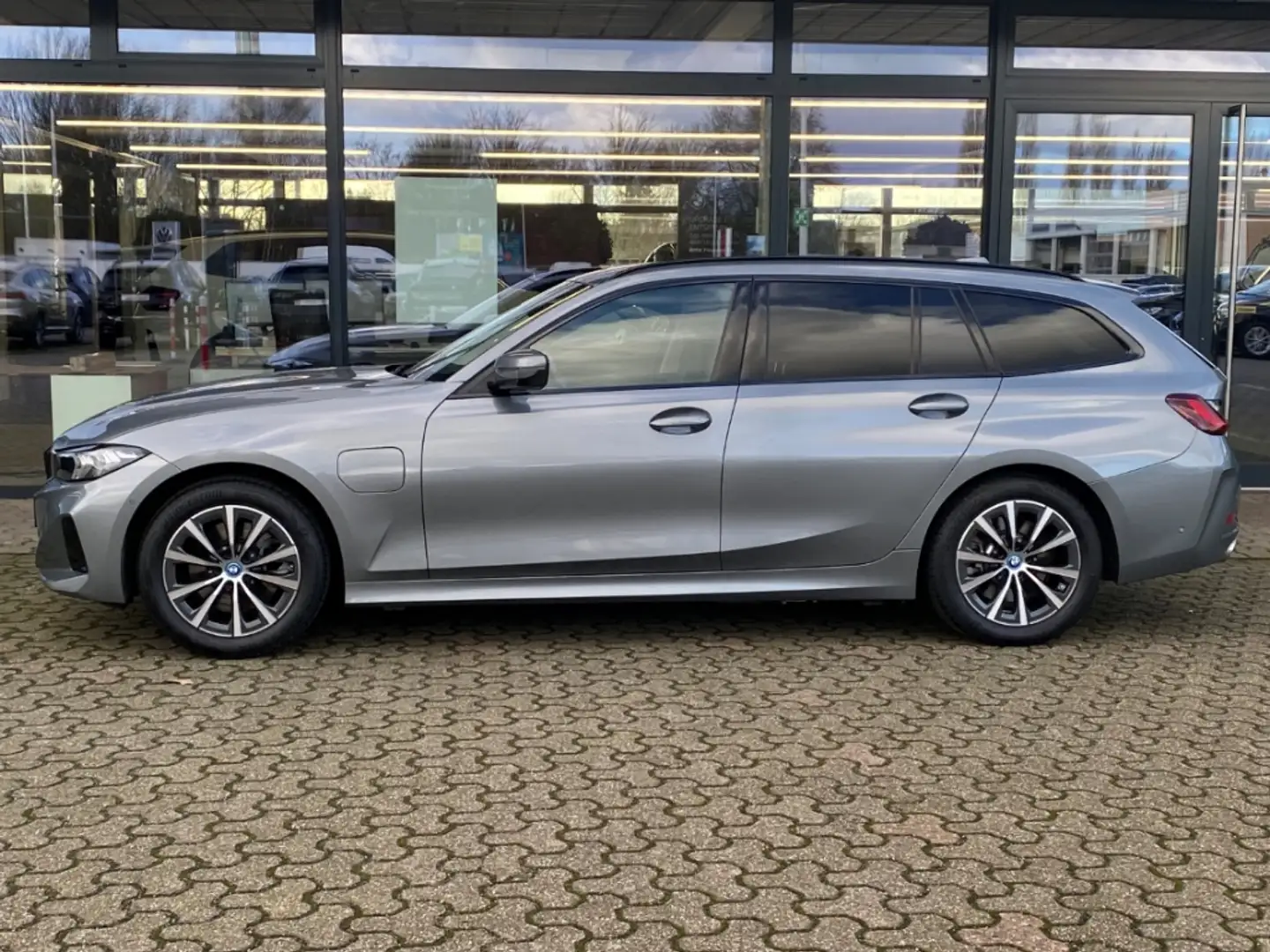 BMW 320 e Touring AHK Lordose DAB ACC Parking Assistant Grau - 2