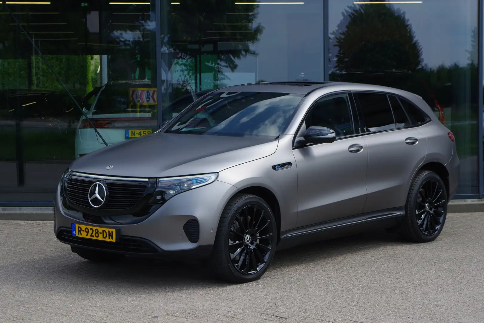 Mercedes-Benz EQC 400 4MATIC 408 PK Premium Plus 80 kWh, Panorama Dak, B Wit - 1