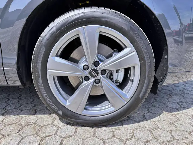 Audi Q3 view 8