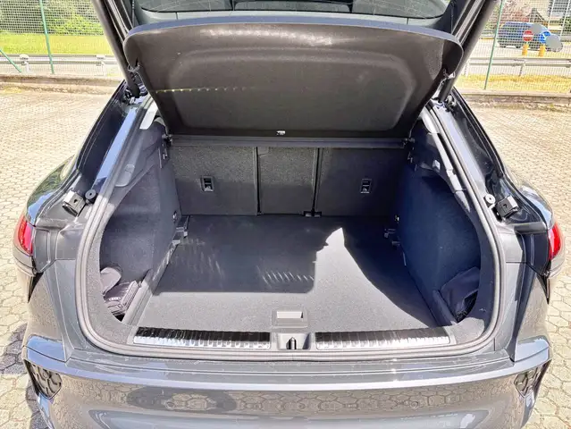 Audi Q3 view 15