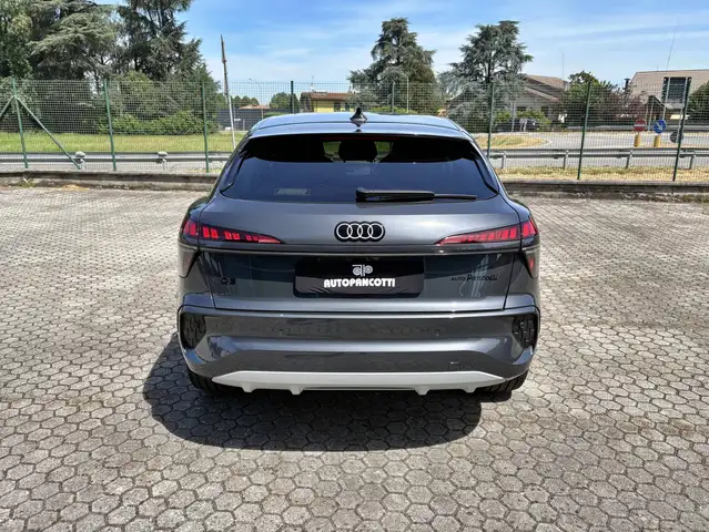 Audi Q3 view 5