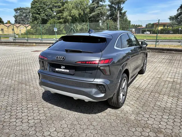 Audi Q3 view 4