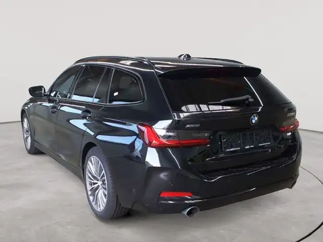 BMW 3 Series view 5