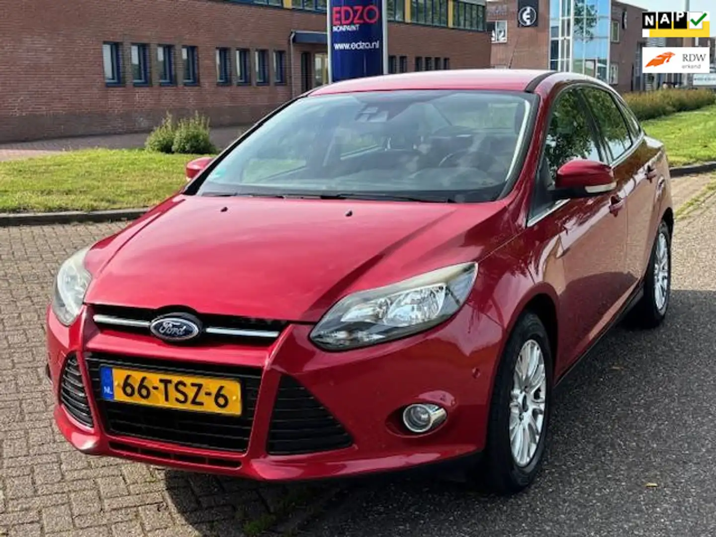 Ford Focus 1.6 TI-VCT Titanium ECC LMV 16" Audio/CD Navigatie Rood - 1