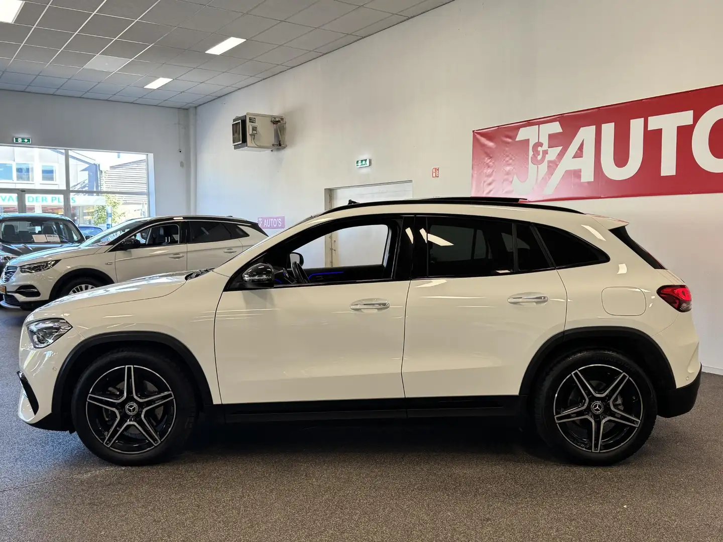 Mercedes-Benz GLA 200 4MATIC AMG-LINE PANORAMADAK, AMBIENTE LIGHT, NAVIG Alb - 2