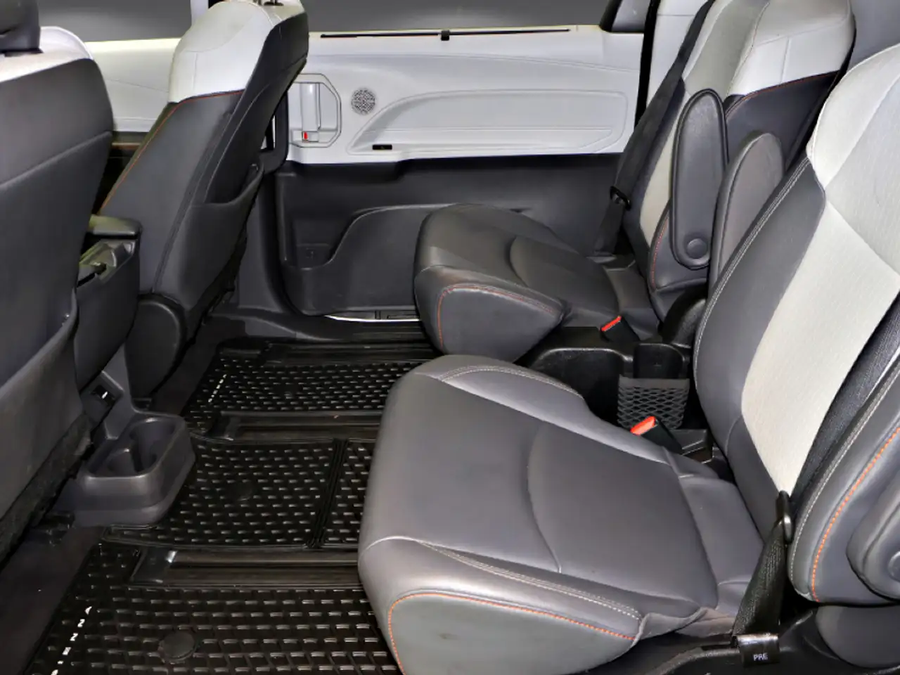 Toyota Sienna снимка Toyota Sienna