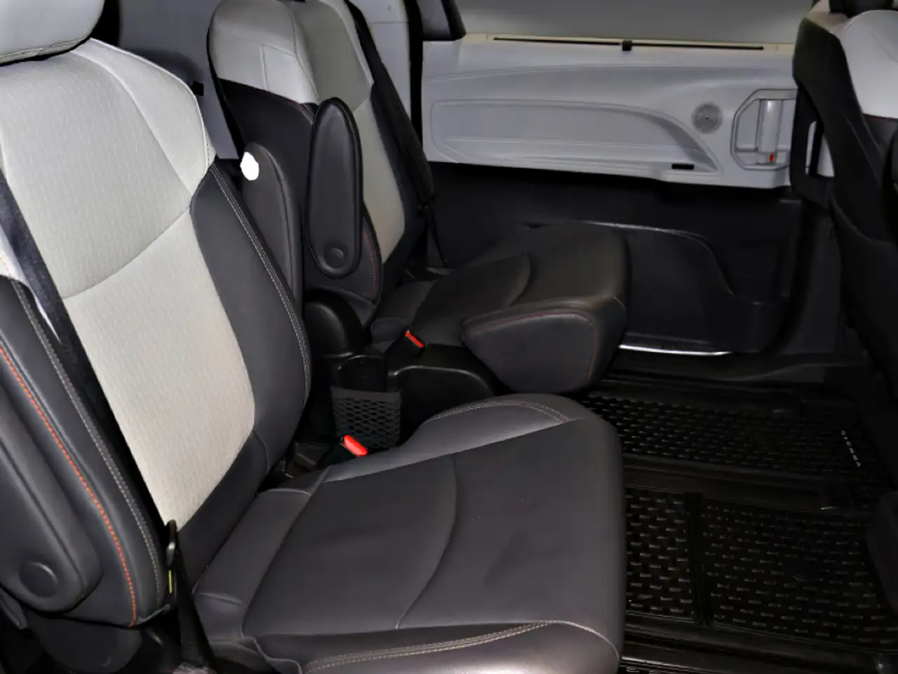 Toyota Sienna снимка Toyota Sienna