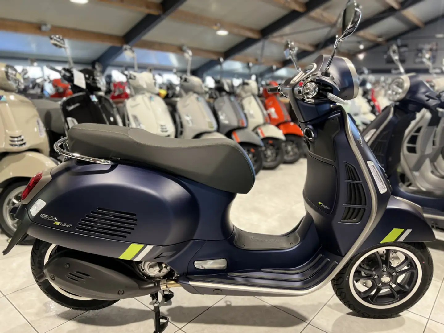 Vespa GTS Super Tech 300 Blauw - 1
