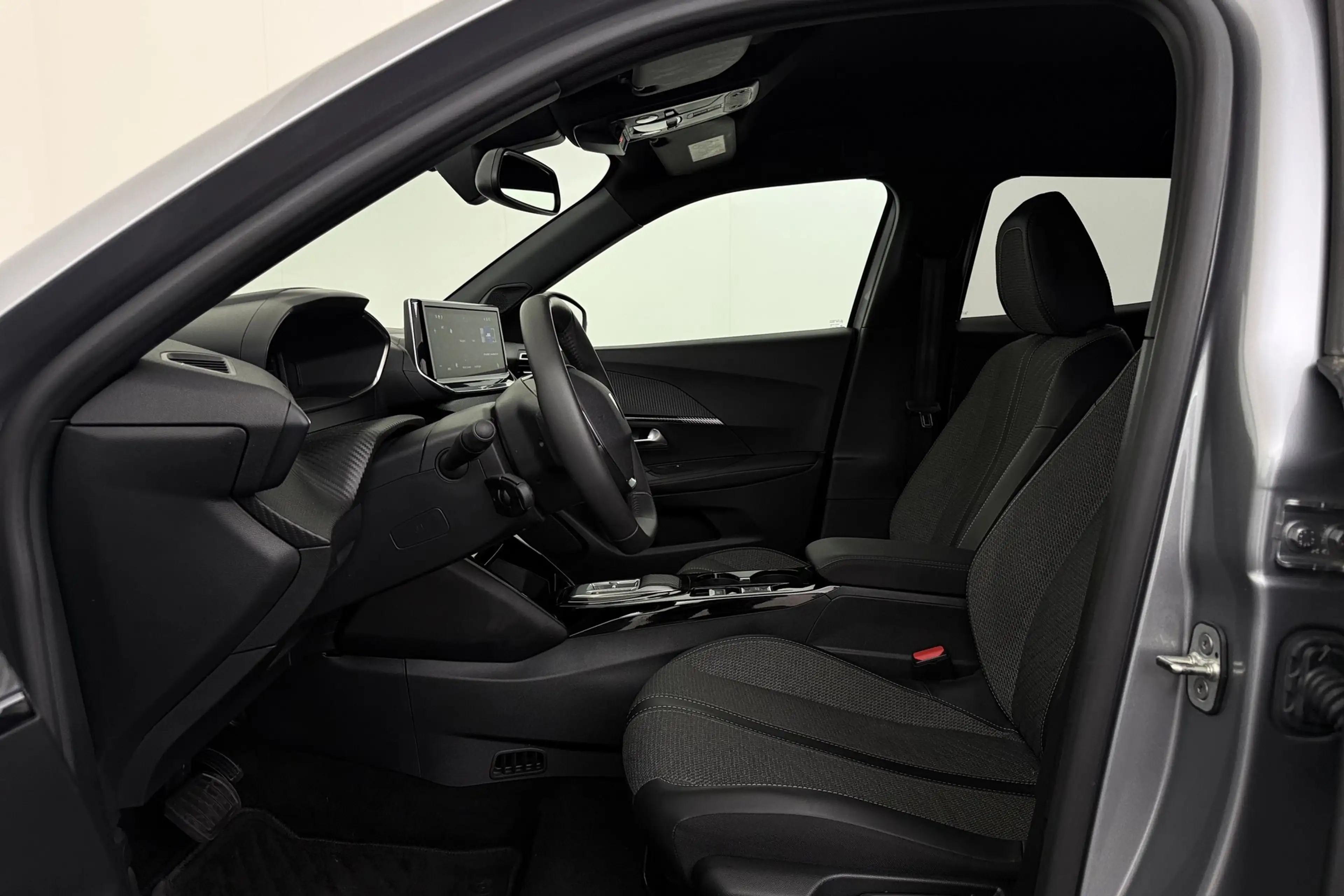 Peugeot e-2008 ALLURE 50 kWh  + GPS + CARPLAY + CAMERA + PDC + CR — photo 12