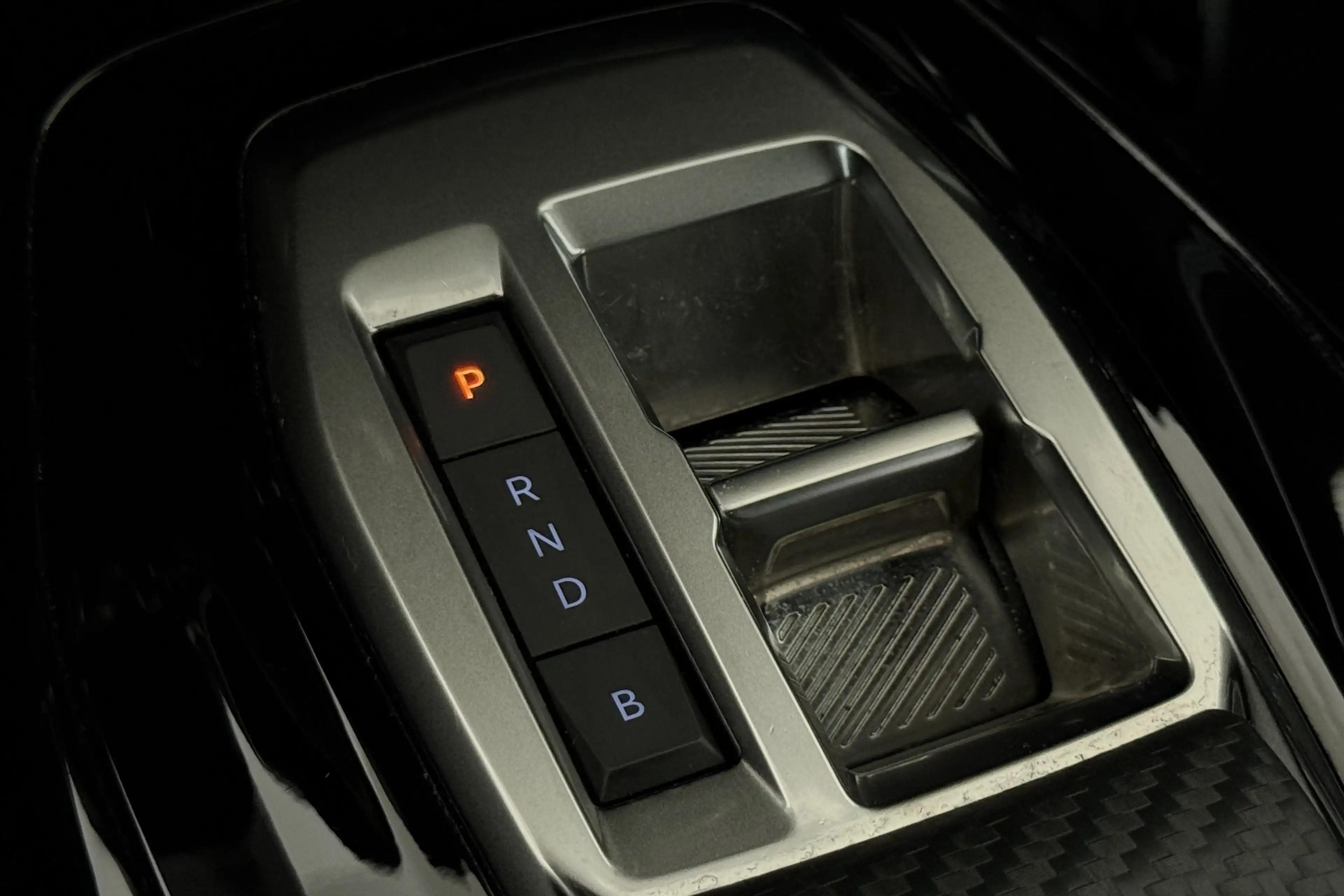 Peugeot e-2008 ALLURE 50 kWh  + GPS + CARPLAY + CAMERA + PDC + CR — photo 14