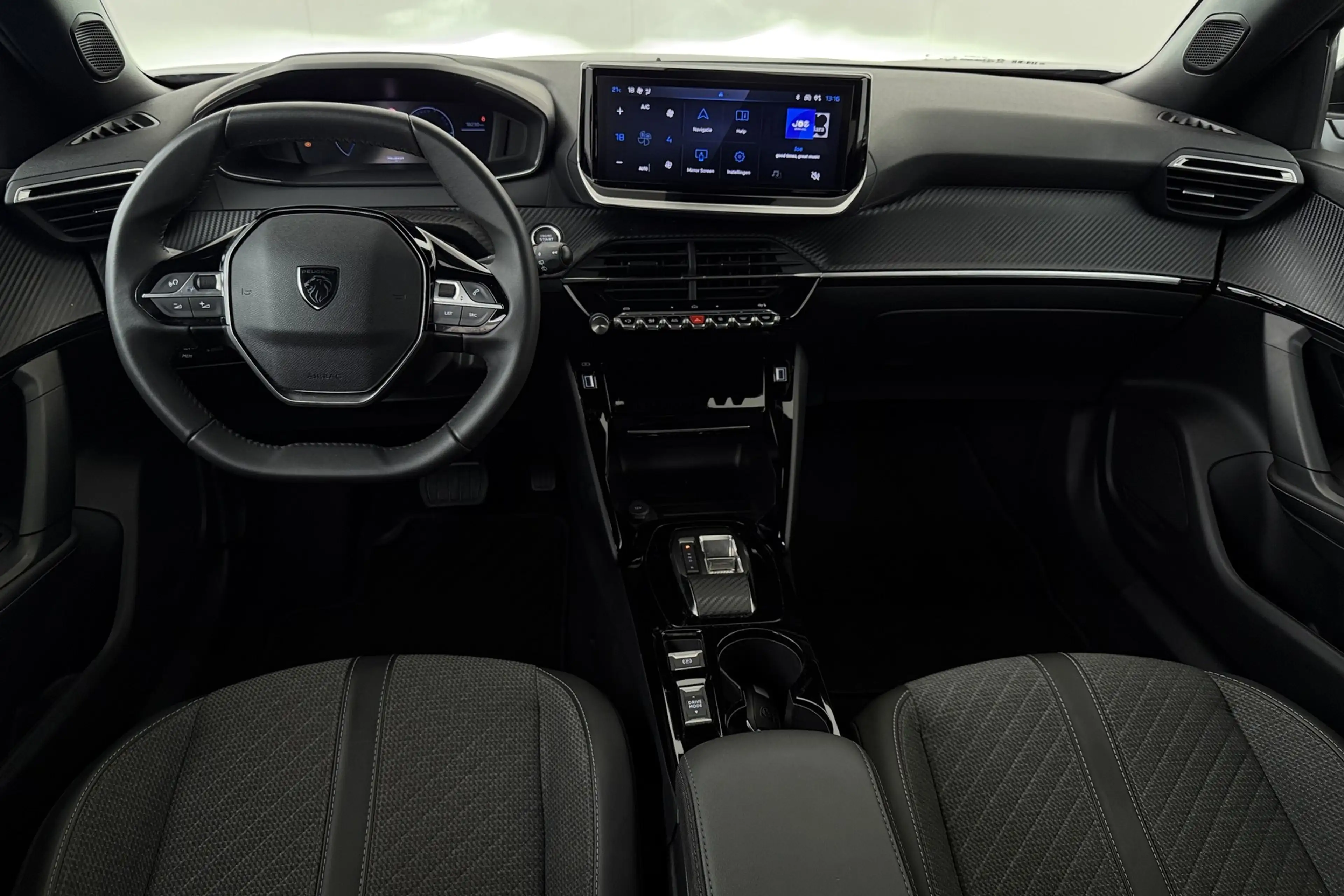 Peugeot e-2008 ALLURE 50 kWh  + GPS + CARPLAY + CAMERA + PDC + CR — photo 11