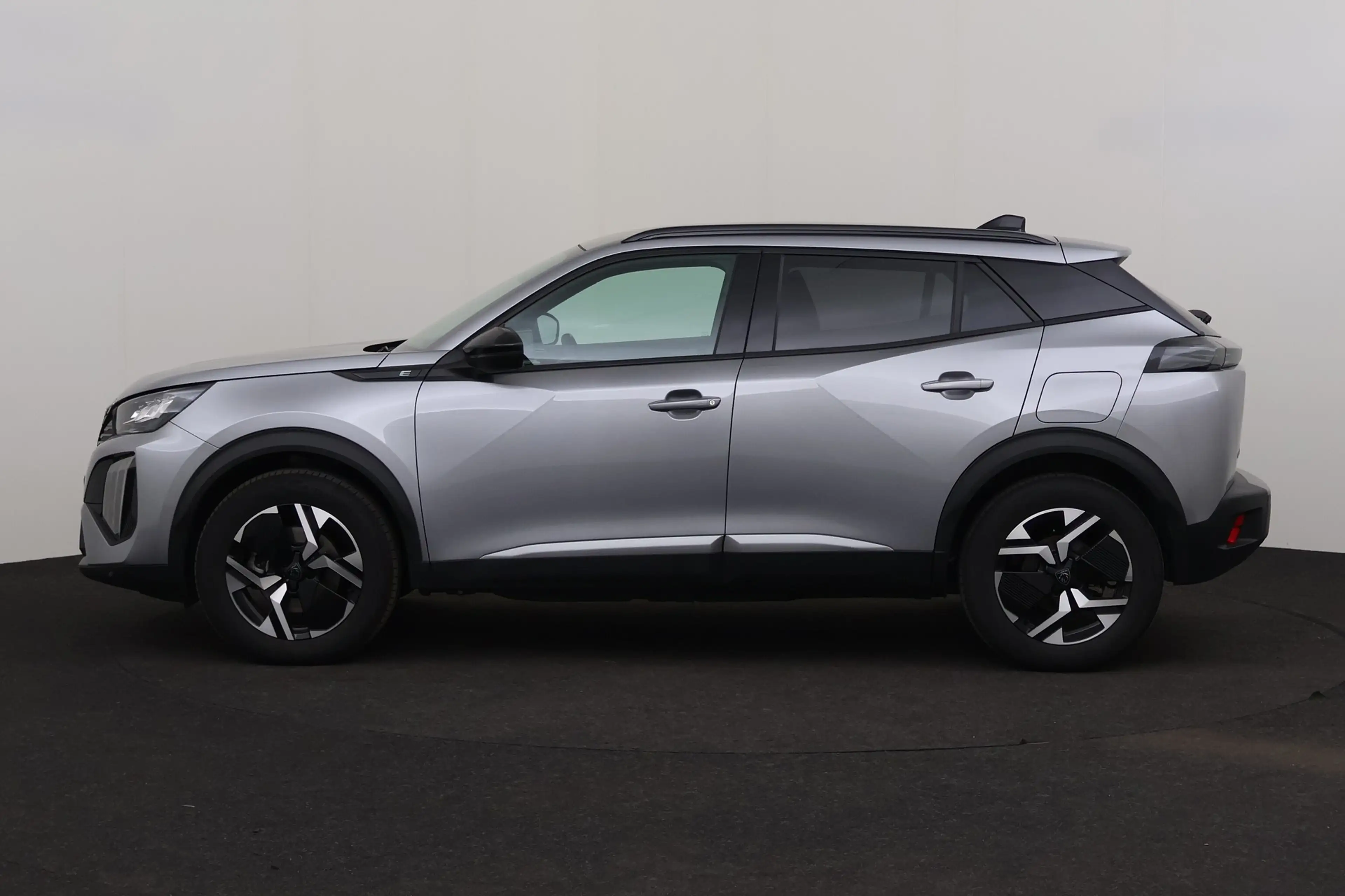 Peugeot e-2008 ALLURE 50 kWh  + GPS + CARPLAY + CAMERA + PDC + CR — photo 2