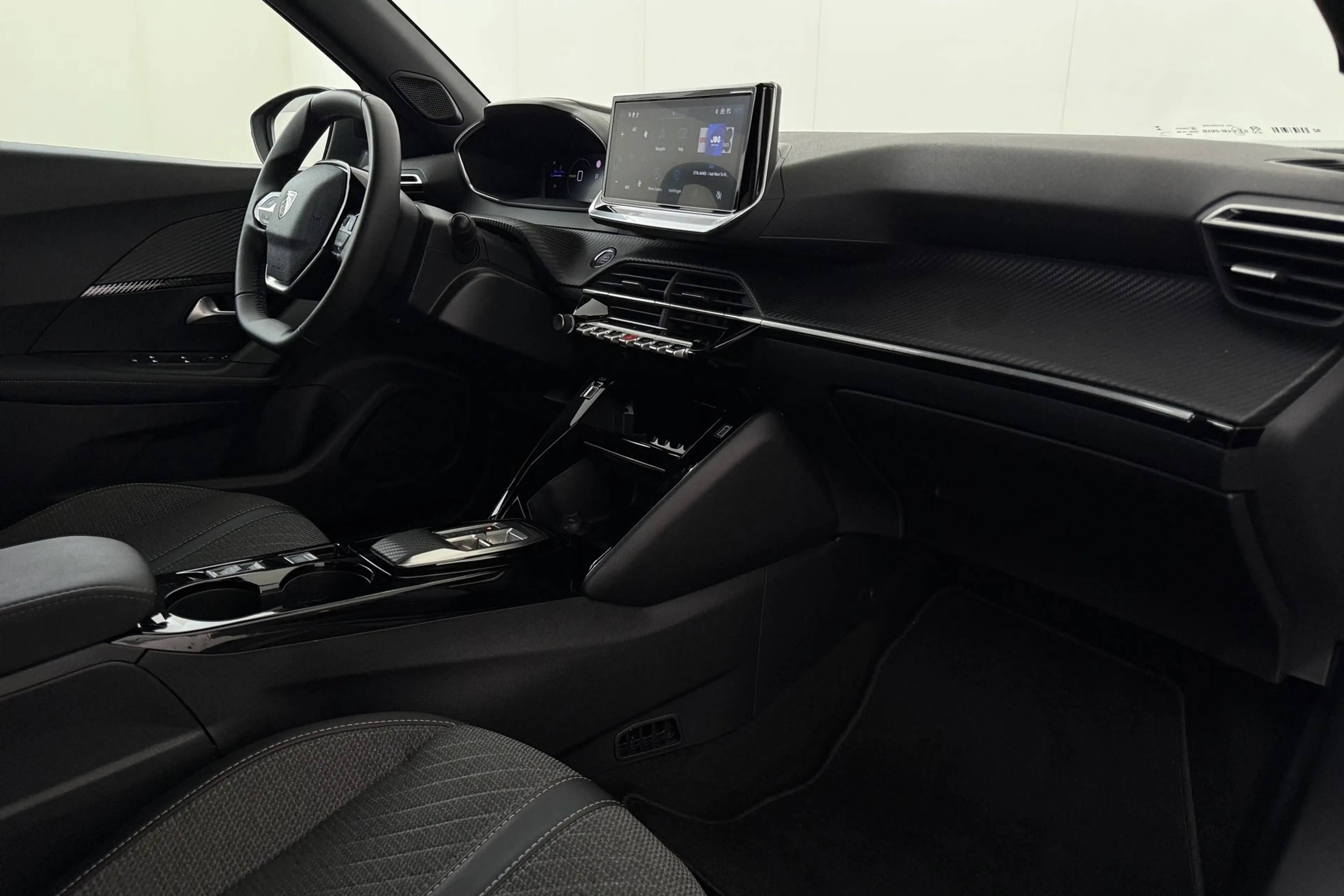Peugeot e-2008 ALLURE 50 kWh  + GPS + CARPLAY + CAMERA + PDC + CR — photo 13