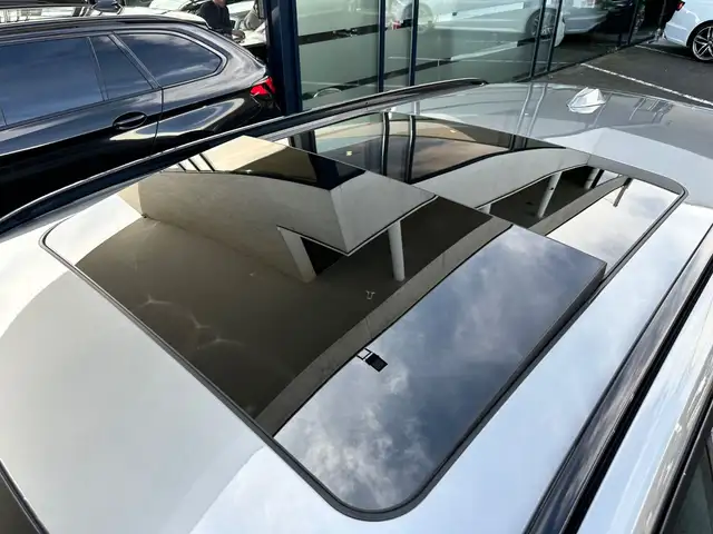 BMW 3 Series view 10