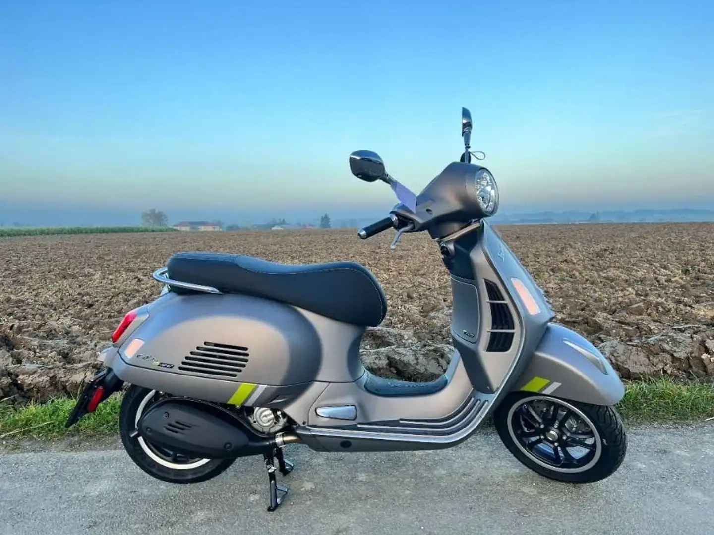 Vespa GTS 300 RST23 ABS E5 Grau - 2