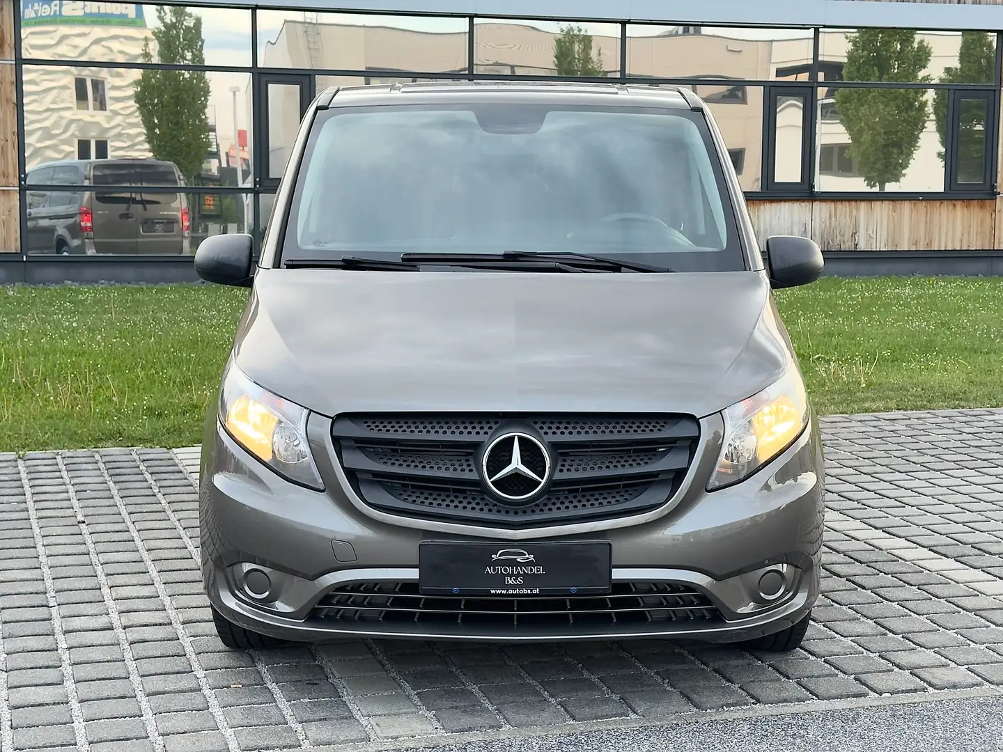 Mercedes-Benz Vito Tourer Pro 111 CDI extralang Tourer *8-SITZER* Braun - 2