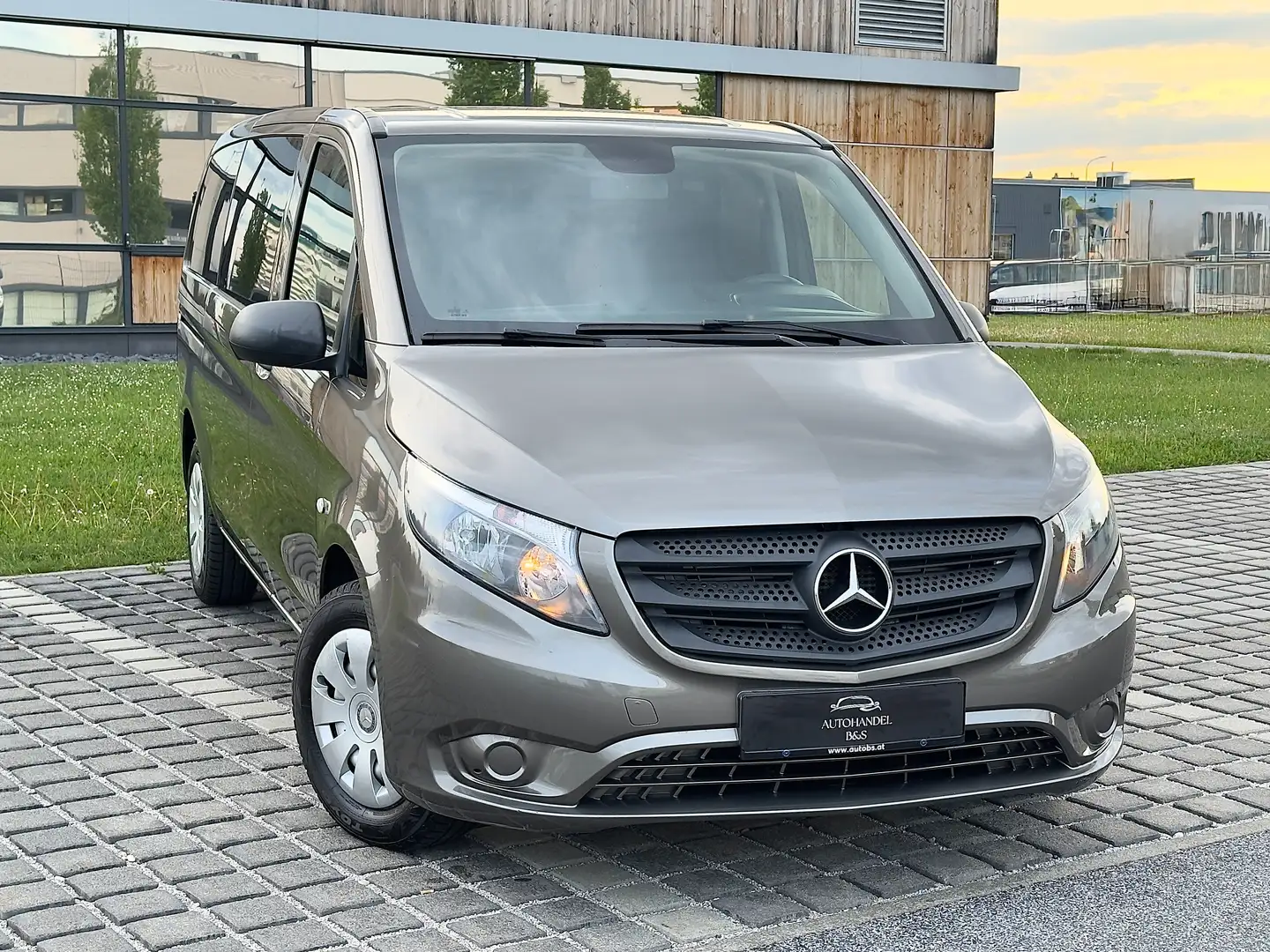 Mercedes-Benz Vito Tourer Pro 111 CDI extralang Tourer *8-SITZER* Braun - 1