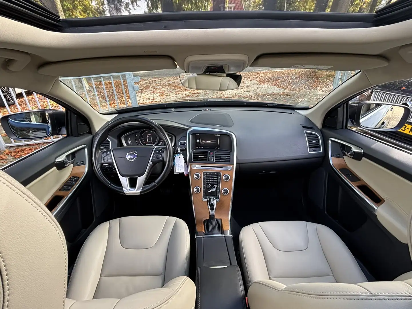 Volvo XC60 2.4 D5 AWD 220pk Euro6 Summum ACC Keyless Pano Har Grijs - 2