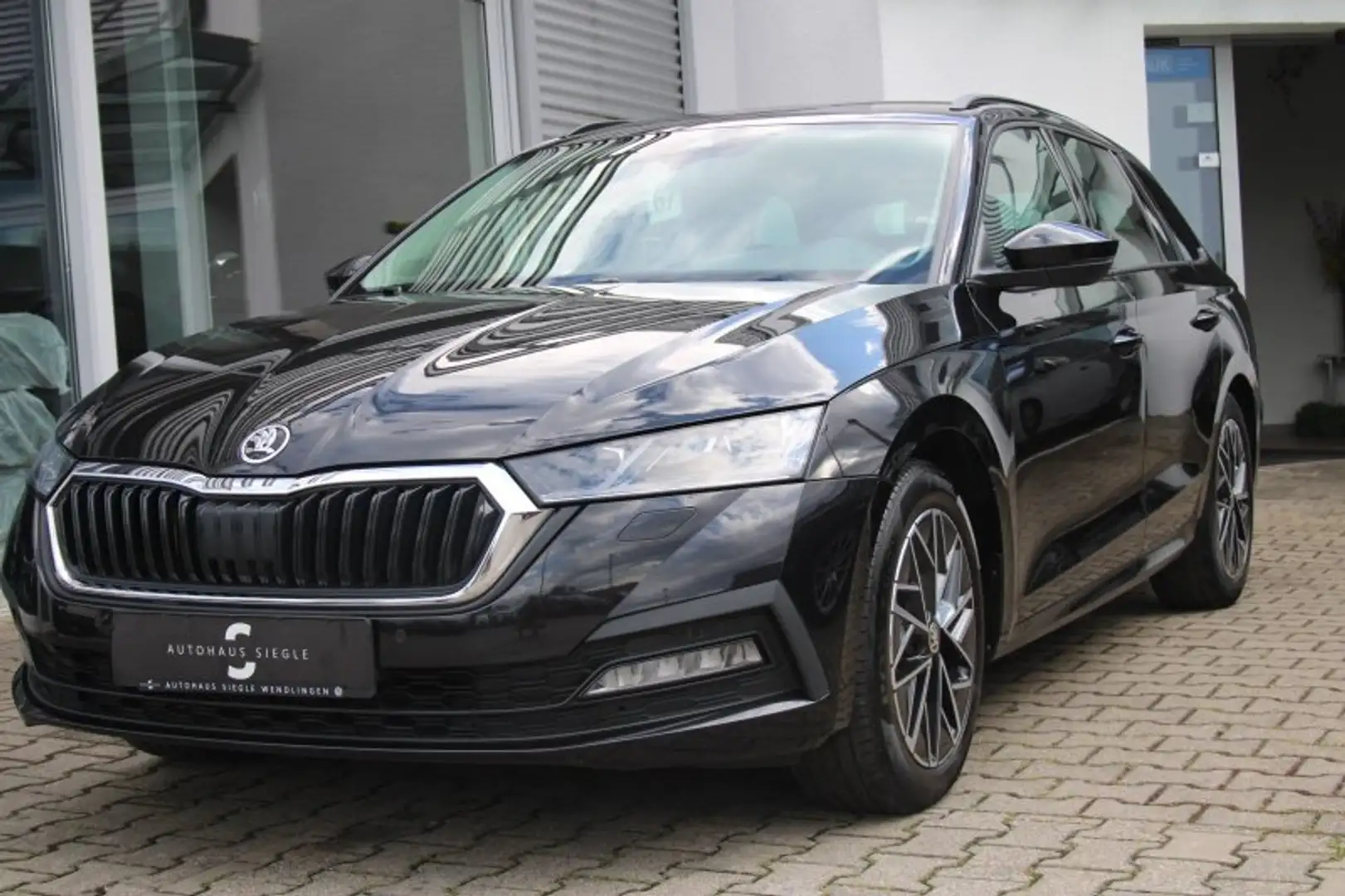 Skoda Octavia Combi 2.0 TDI Ambition DSG Navi LED AHK Tempomat P Schwarz - 2