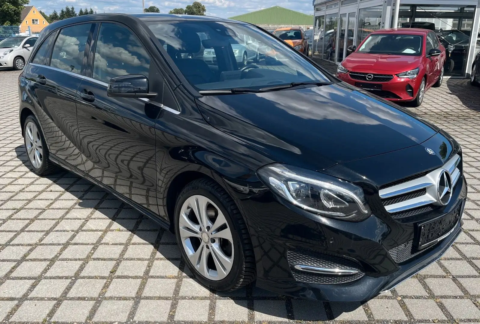 Mercedes-Benz B 200 Lim. Urban Aut.|LED|Navi|SHZ|Temp. Zwart - 1
