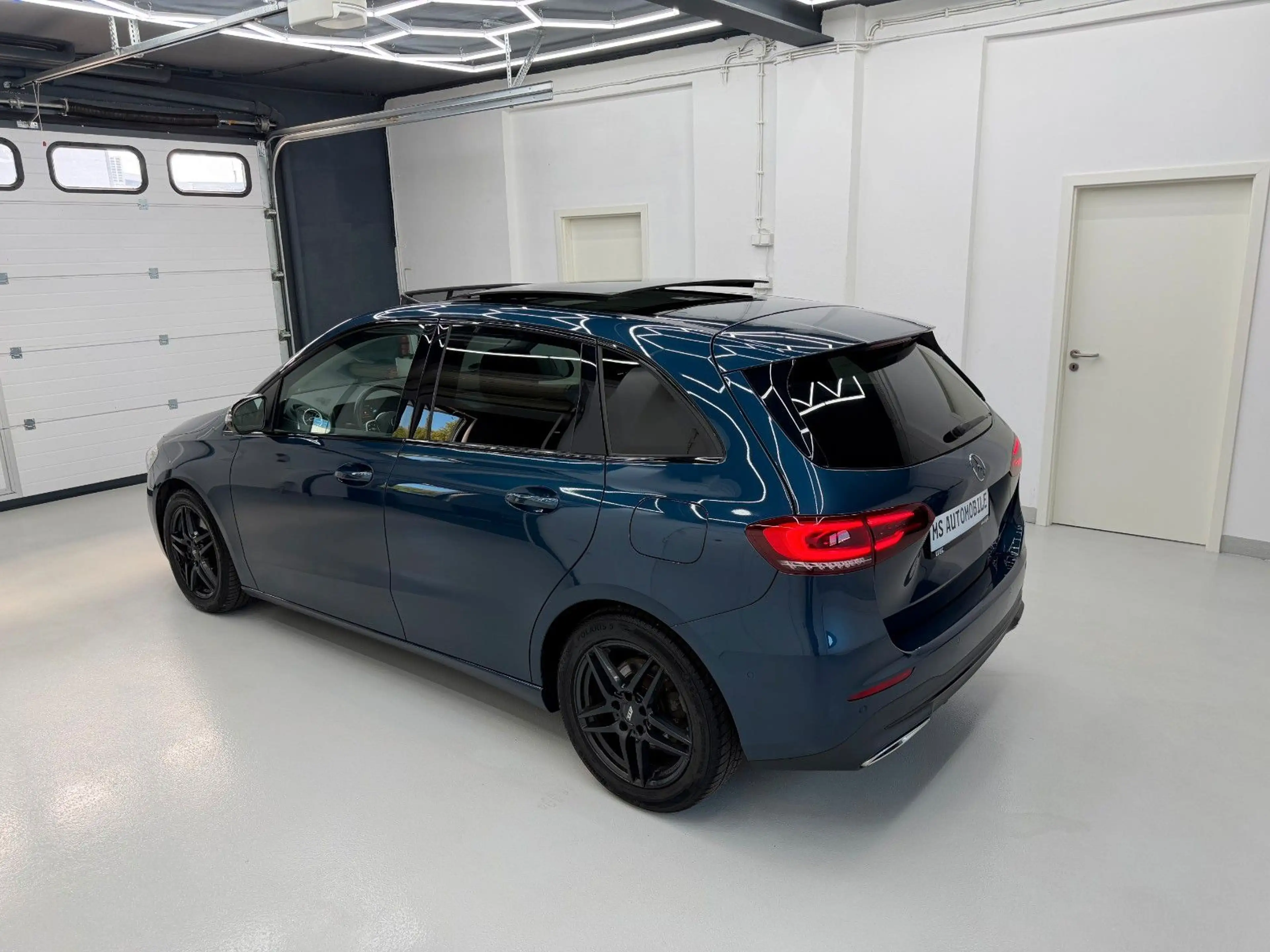 Mercedes-Benz B 220 d *ACC*R.KAM*PANORAMA* — photo 18