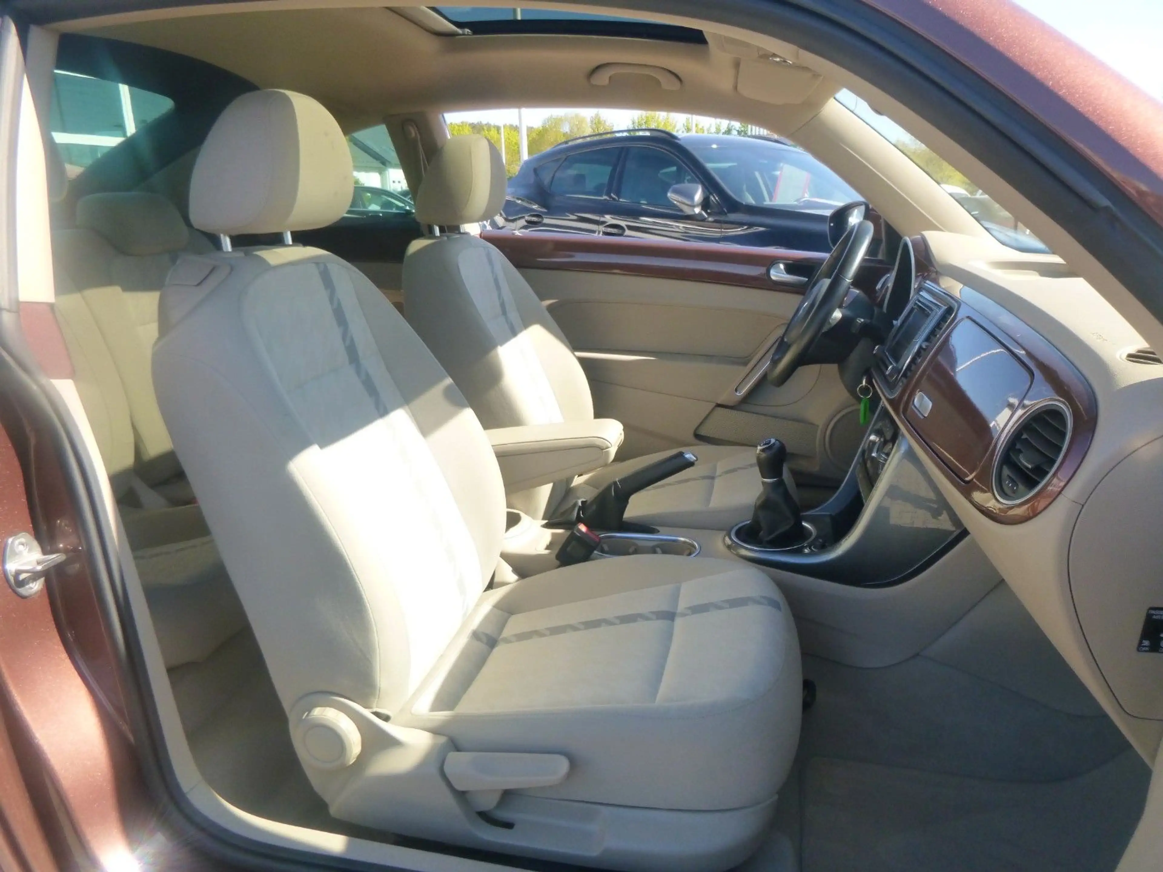 Volkswagen Beetle 1,2 TSI NAV/KAM/PANO/PDC — photo 14