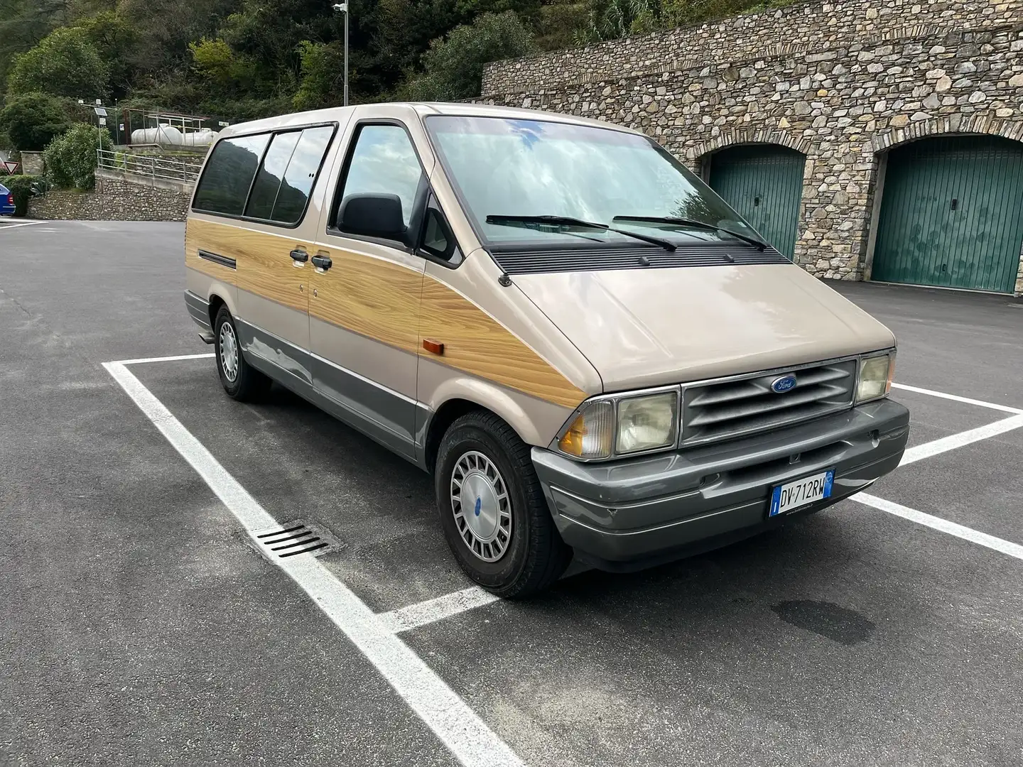 Ford Aerostar base Beige - 2