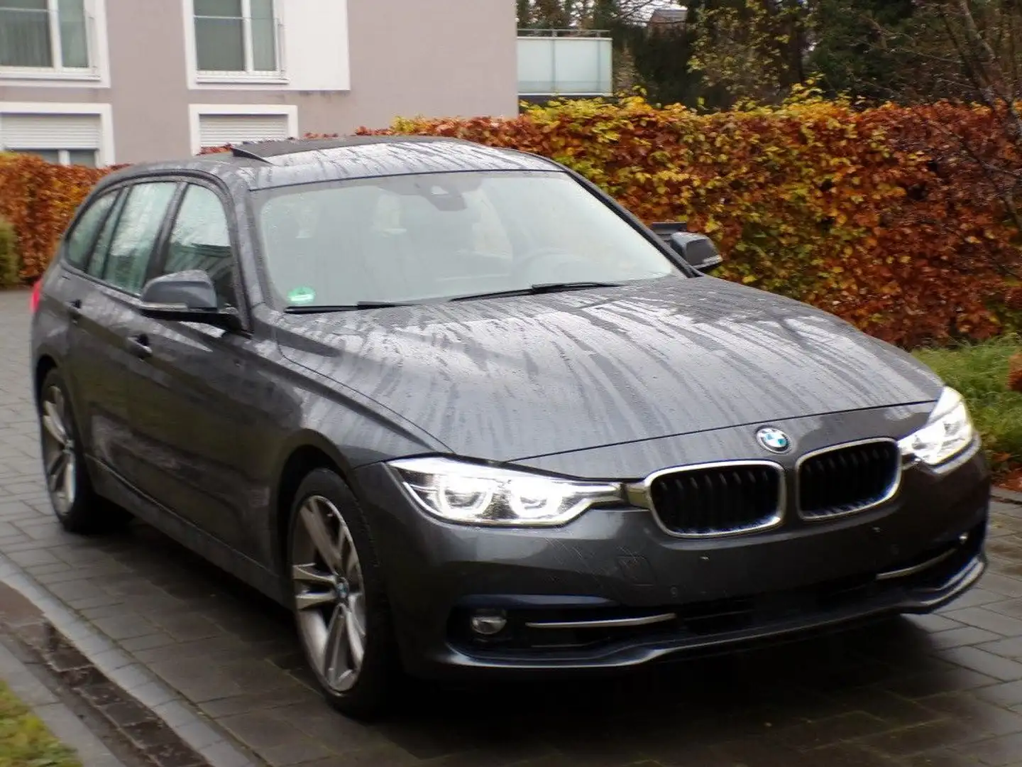 BMW 330 d xDrive Sport Line/Pano/Navi Prof/HUD/LED Grijs - 2
