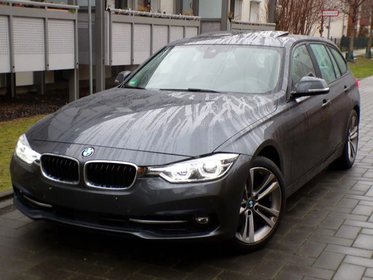 BMW 330 d xDrive Sport Line/Pano/Navi Prof/HUD/LED Grijs - 1