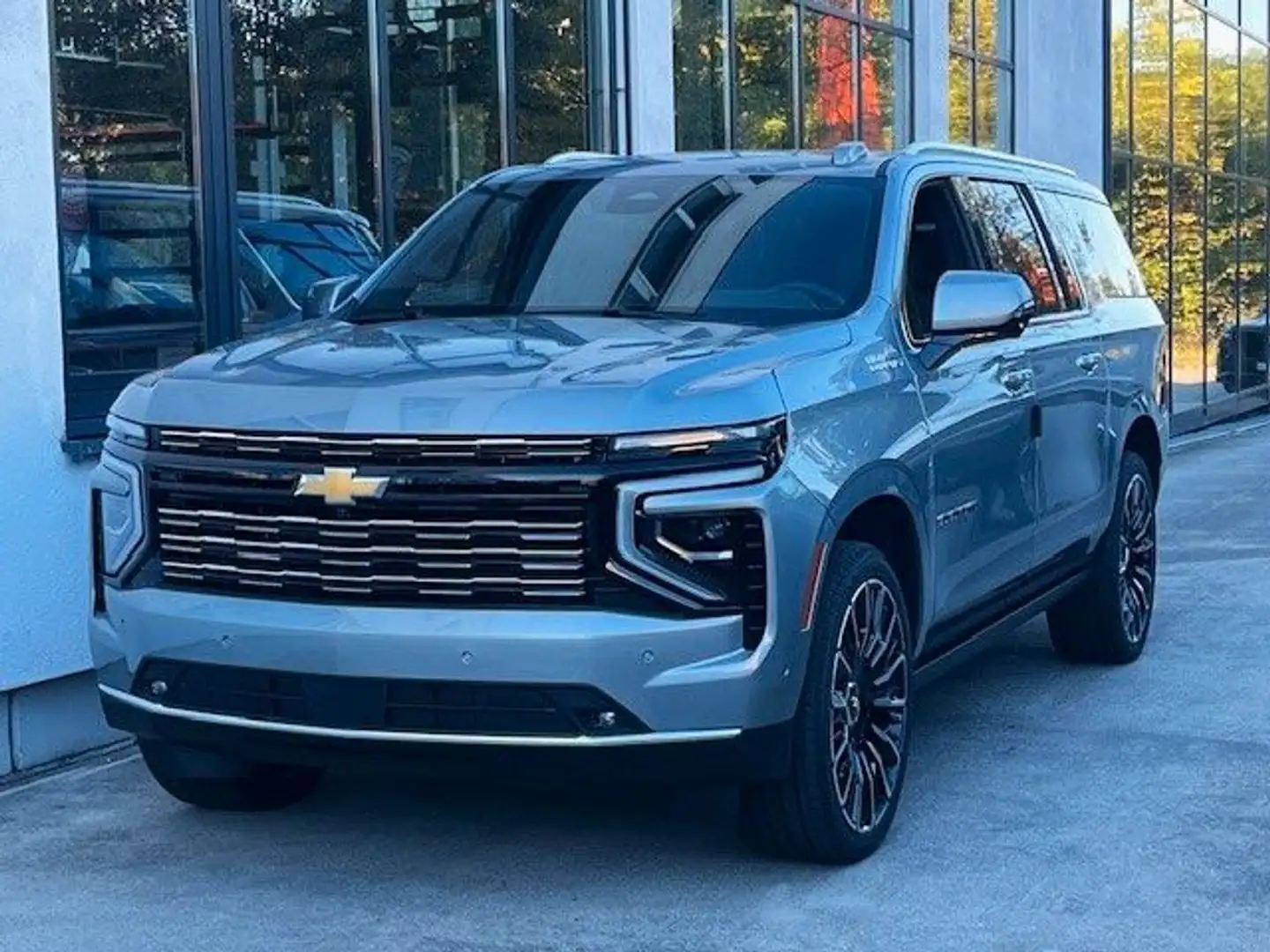 Chevrolet Suburban High Country 6.2l V8 My 25 Серый - 1
