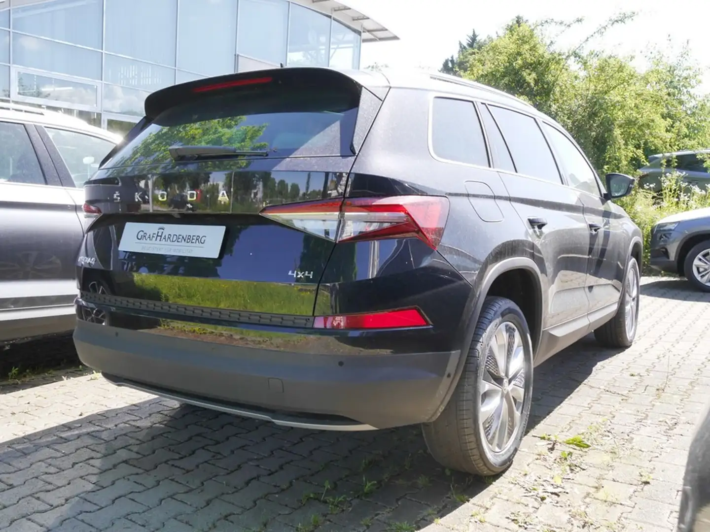 Skoda Kodiaq Style 2.0 TDI DSG 4X4 AHK Pano Schwarz - 2