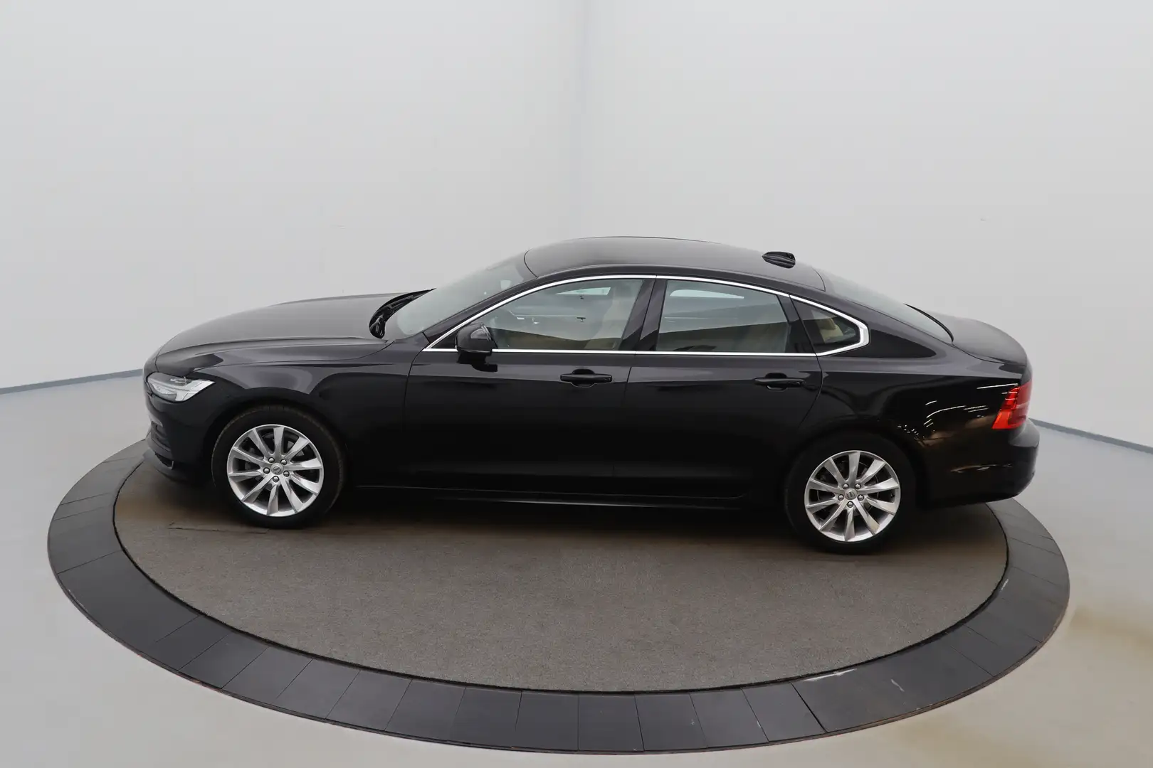 Volvo S90 2.0 D3 Momentum Pro LEDER/CUIR LED GPS PDC CAM Ver Schwarz - 2