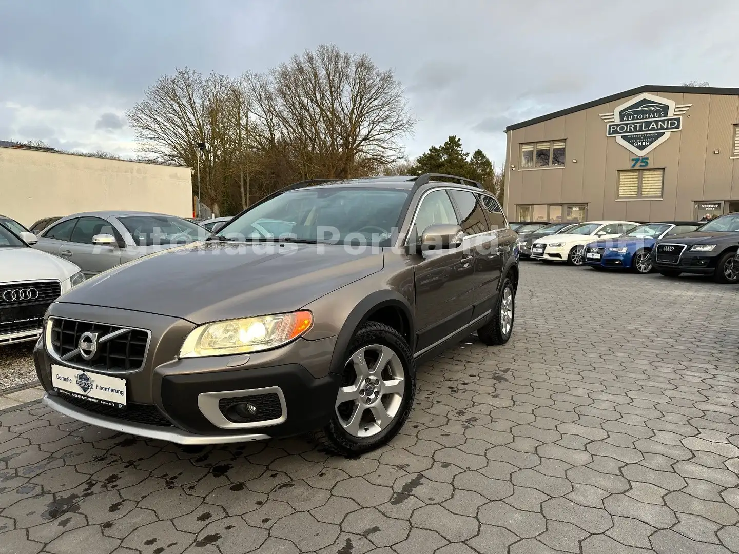 Volvo XC70 Summum AWD 2.4 D5/S-Heft/S-Dach/Luftfahrwer Grau - 1