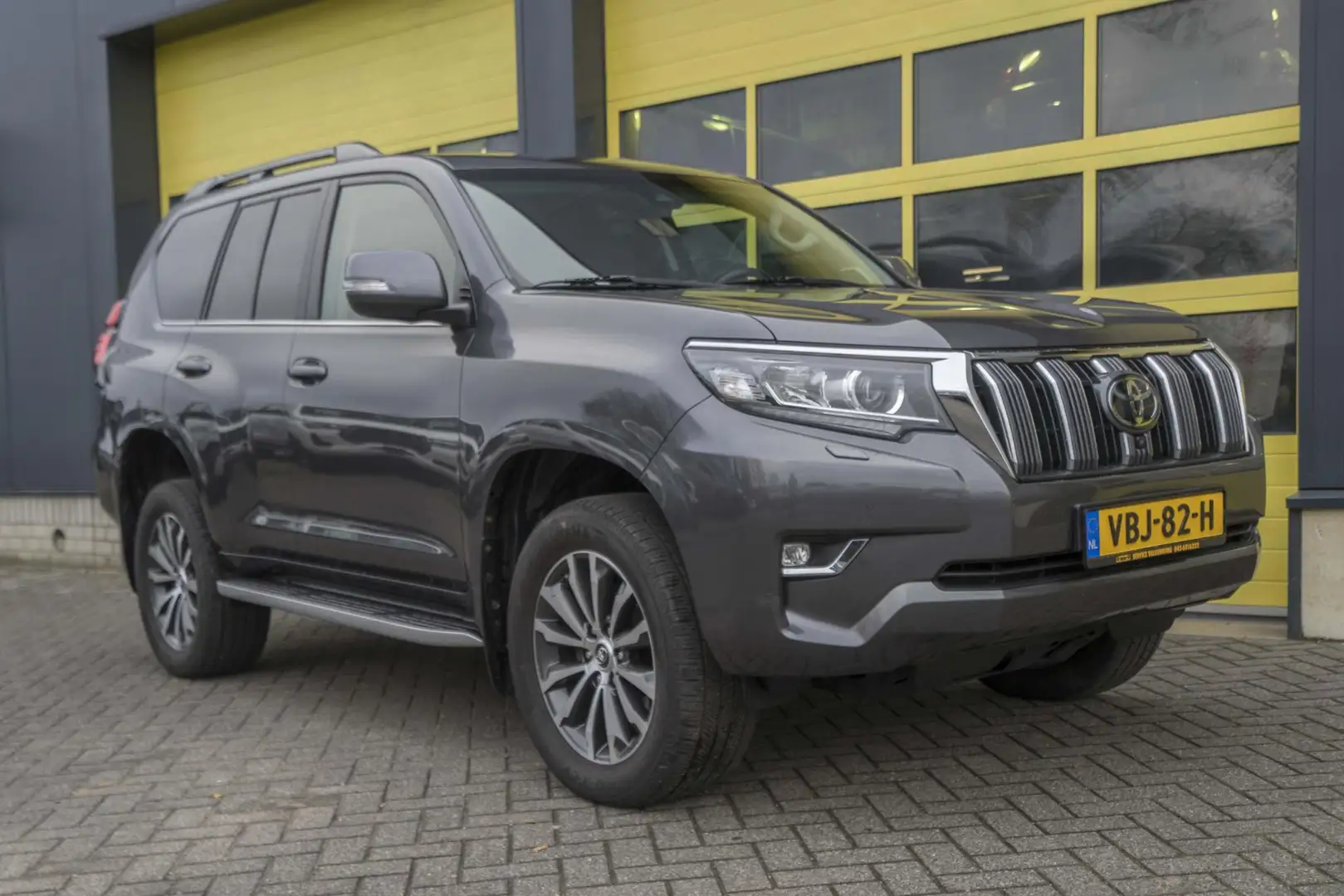 Toyota Land Cruiser 2.8 D-4D-F Executive Window Van - 2