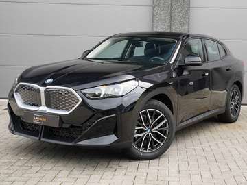 iX2 eDrive20 * ELEKTRISCHE KOFFER / CAMERA / DRAADLOZE APPLE CAPRLAY & ANDROID AUTO / CRUISE / 18" VELGEN *