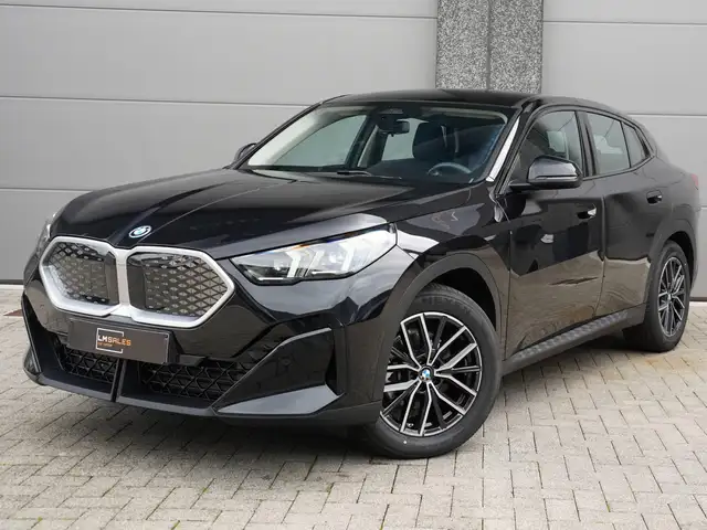 BMW iX2 iX2 eDrive20 * ELEKTRISCHE KOFFER / CAMERA / DRAADLOZE APPLE CAPRLAY & ANDROID AUTO / CRUISE / 18" VELGEN *