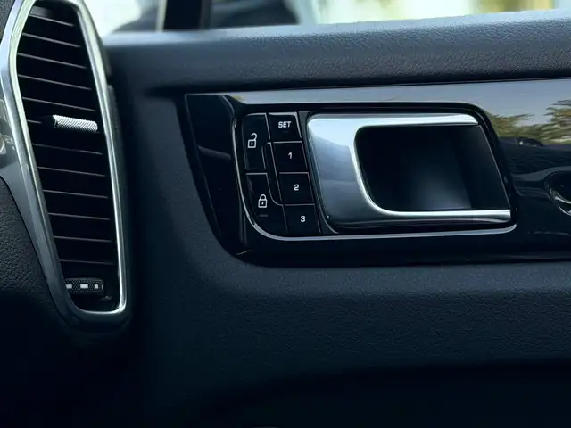 Porsche Cayenne view 13