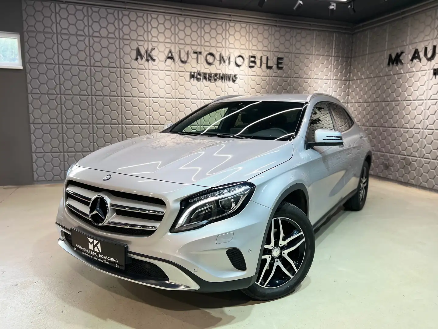 Mercedes-Benz GLA 200 CDI/d*RFK*LEDER*BI-XENON*SITZHEIZUNG*NAVI*AMBIENTE Grau - 1