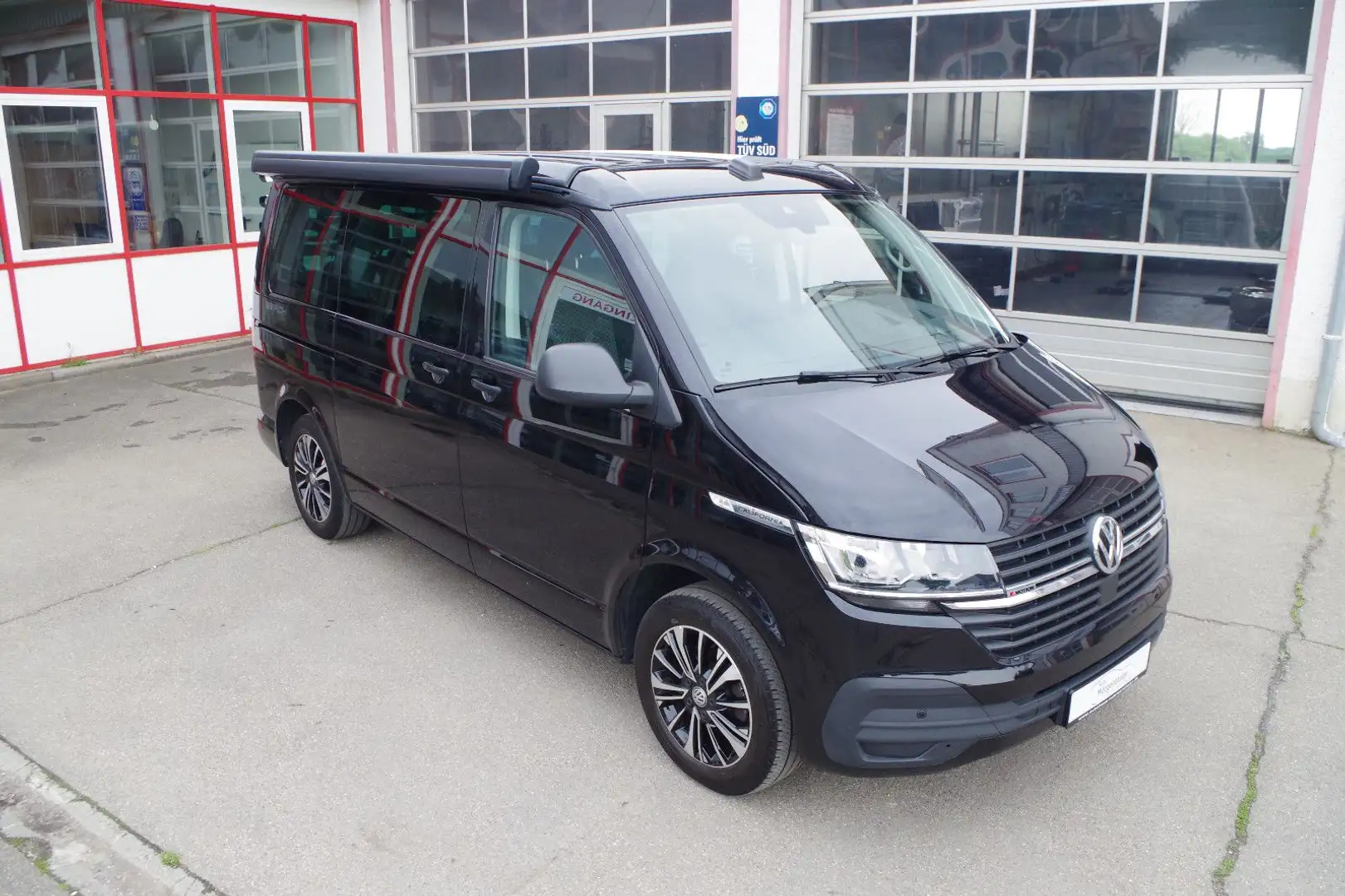 Volkswagen T6 California T6.1 California Beach Tour 2.0 TDI 4Motion Černá - 2