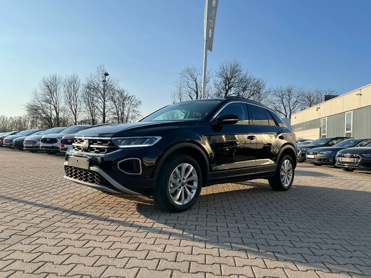 Volkswagen T-Roc 1.5 TSI DSG Life *LED ParkAssist Sitzh PDC Schwarz - 1