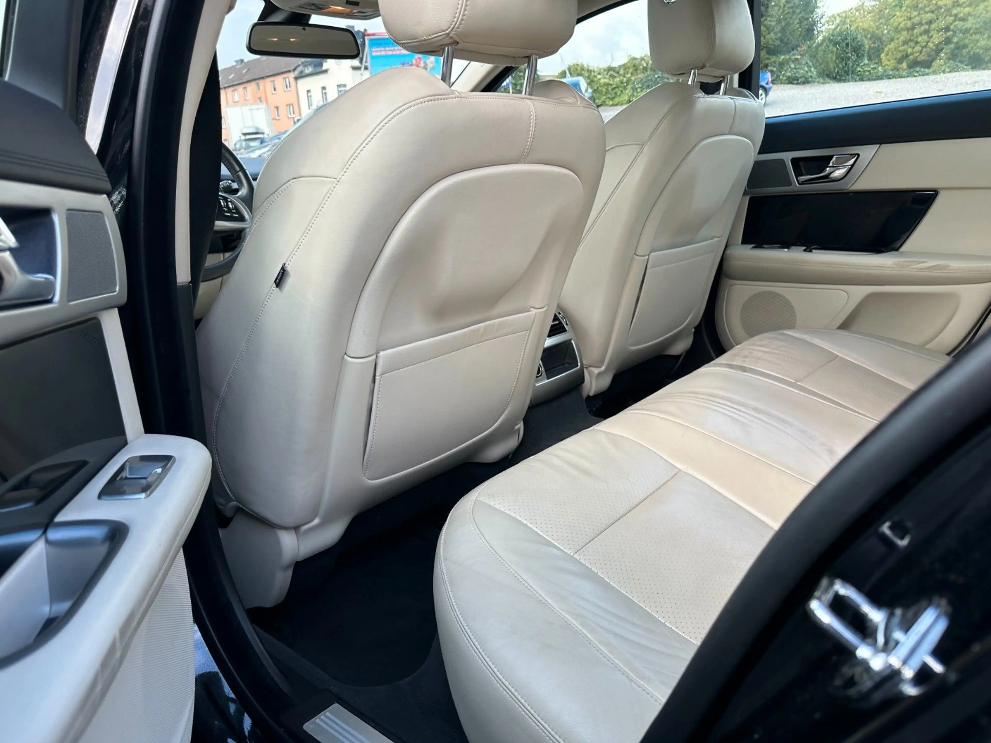 Jaguar XF 3.0 L V6 Diesel S — photo 8