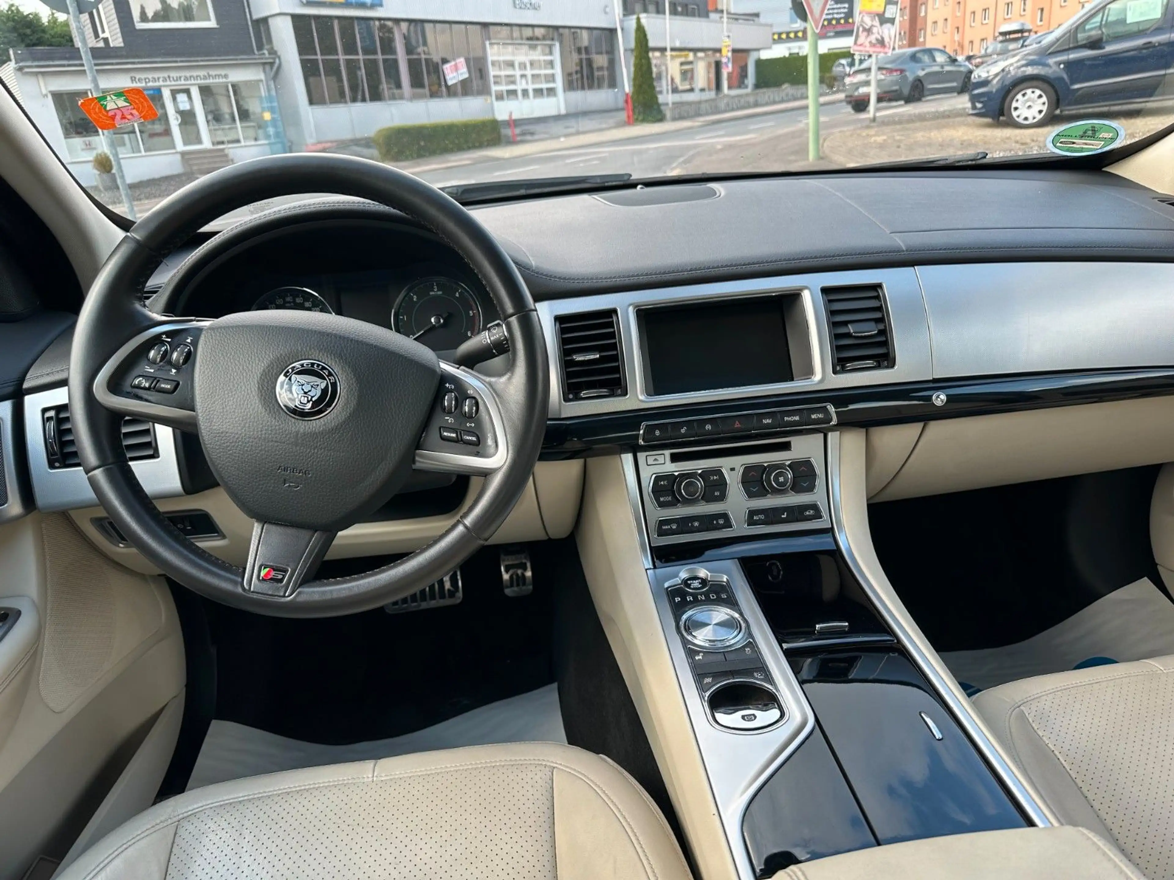 Jaguar XF 3.0 L V6 Diesel S — photo 10
