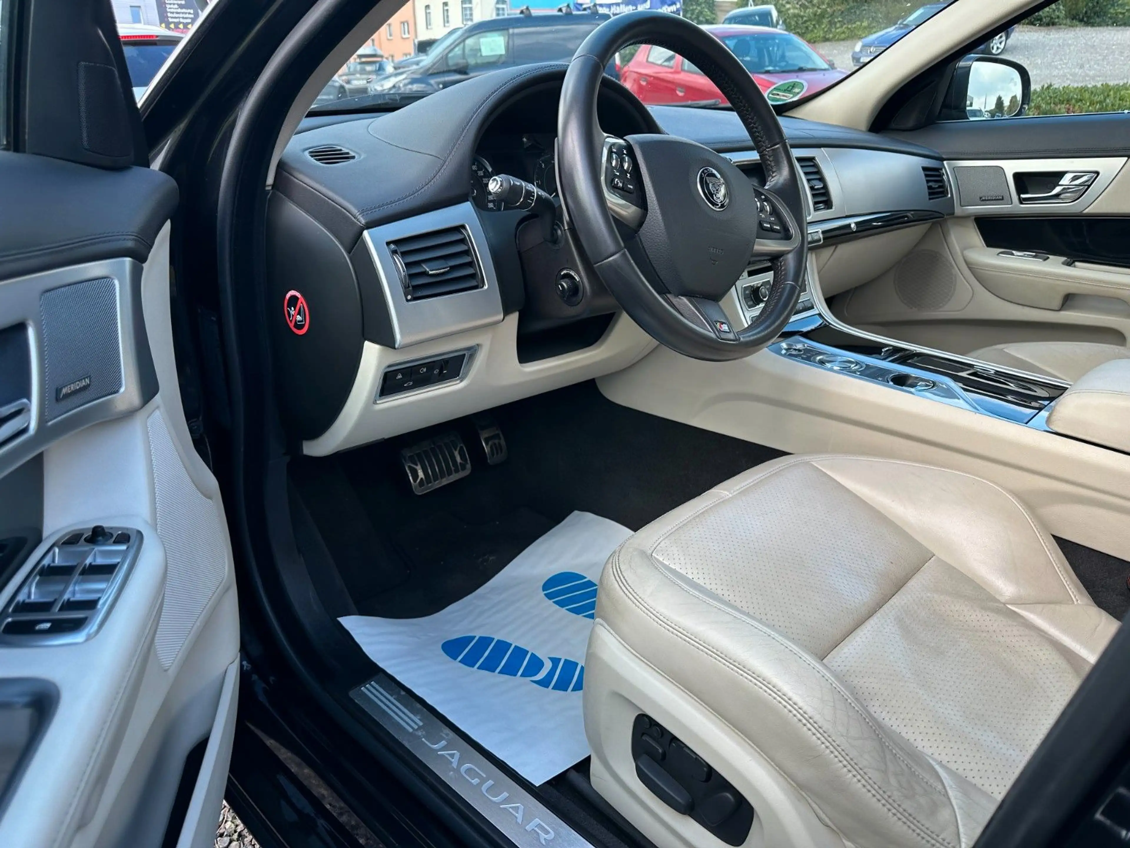 Jaguar XF 3.0 L V6 Diesel S — photo 9